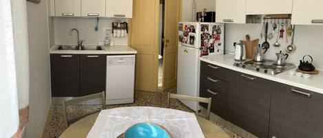 ثلاجة، ميكروويف، فرن، موقد طهي مسطح