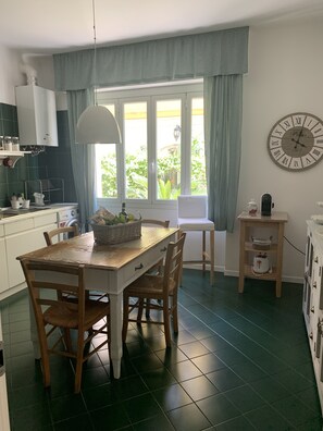 Fridge, microwave, stovetop, coffee/tea maker - Quiet and central, close to the sea, free wifi fiber optic, parking (Sanremo)