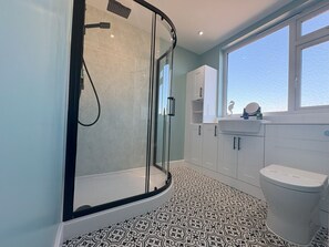 Douche, séchoir à cheveux, serviettes fournies, savon