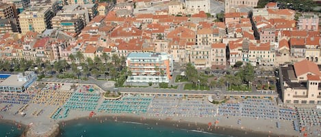 Una spiaggia nelle vicinanze