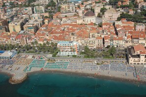 Una spiaggia nelle vicinanze