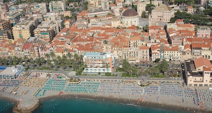 Penthouse sur deux niveaux Ă  20 mĂštres de la mer dans le centre de Loano