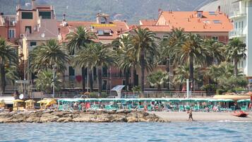 Una spiaggia nelle vicinanze