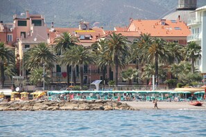Una spiaggia nelle vicinanze
