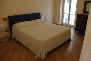 3 bedrooms, iron/ironing board, travel cot, free WiFi - Penthouse on two levels at 20 meters from the sea in the center of Loano (Loano)