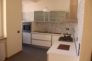 KĂŒhlschrank, Mikrowelle, Ofen, Herdplatte