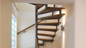A wooden staircase with a metal railing, leading to an upper floor. - Penthouse on two levels at 20 meters from the sea in the center of Loano (Loano)