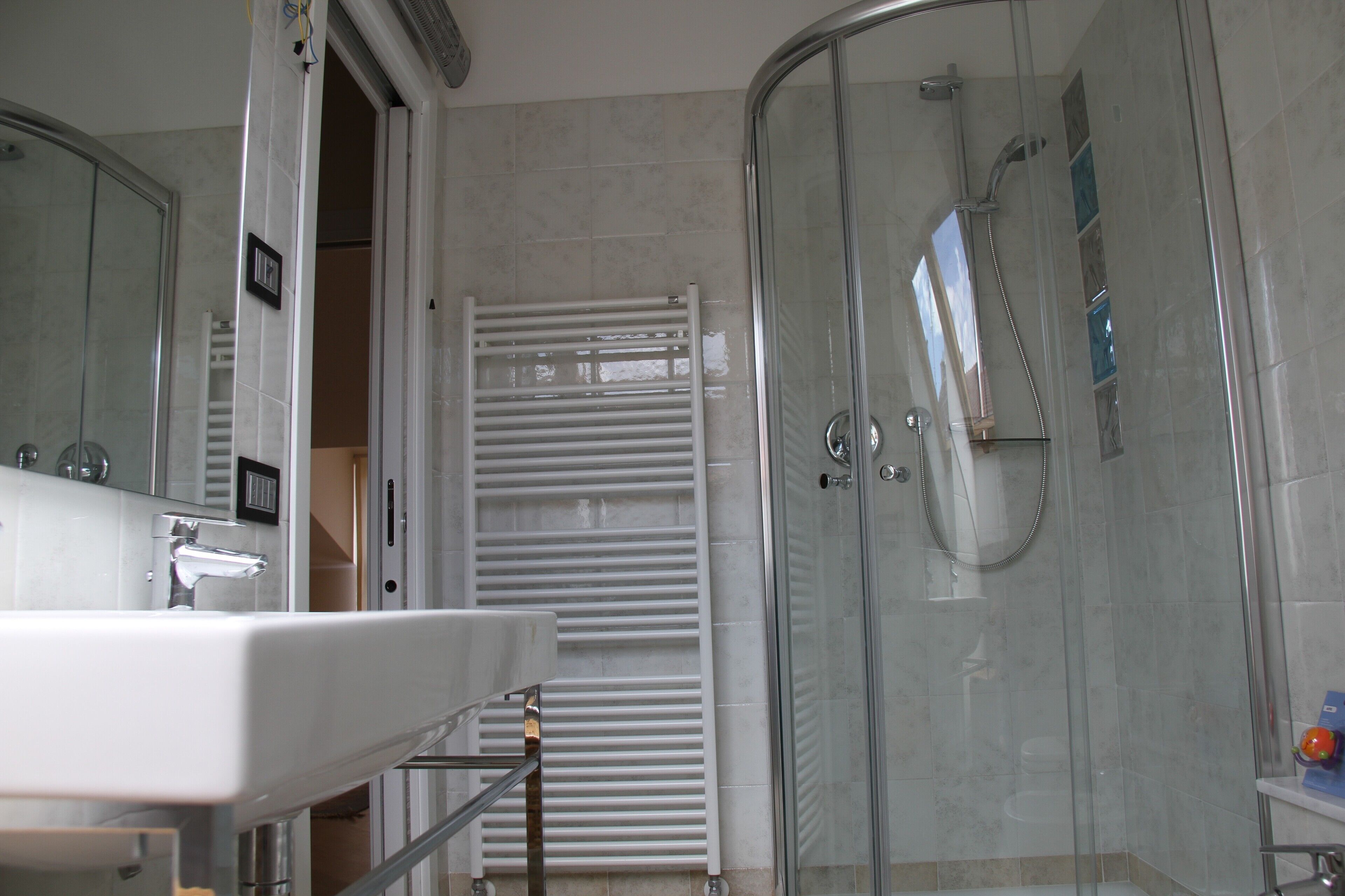 Combinazione doccia/vasca, asciugacapelli, bidet, asciugamani