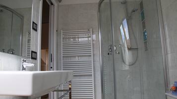 Combinazione doccia/vasca, asciugacapelli, bidet, asciugamani