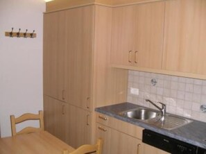 Een koelkast, een oven, een kookplaat, een vaatwasser