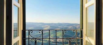 Grand Palazzo Apartment in einer mittelalterlichen Stadt auf einem Hügel an der Adria