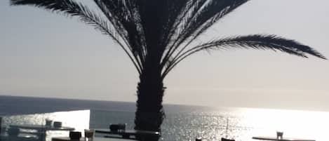 تناول الطعام بالخارج