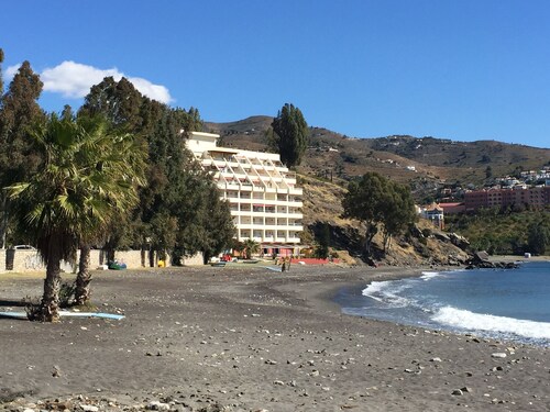 Modern villa on the beach, large private pool, BBQ, many flowers very quiet.