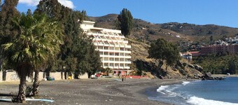 Modern villa on the beach, large private pool, BBQ, many flowers very quiet.