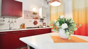 Réfrigérateur, micro-ondes, plaque de cuisson, cafetiÚre/bouilloire