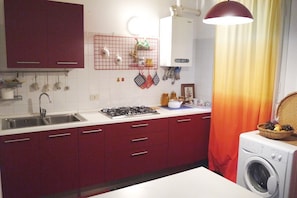 Réfrigérateur, micro-ondes, plaque de cuisson, cafetière/bouilloire