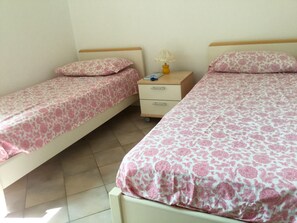 3 chambres, fer et planche à repasser, Wi-Fi, draps fournis