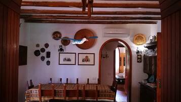 Télévision, cheminée, lecteur de DVD, livres