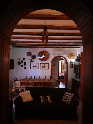 Fernseher, Kamin, DVD-Player, Bücher