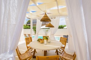 Outdoor dining - Villa Raphael, luxury property with swimming pool and sea view (Avola)