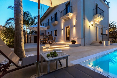 Villa Raphael, luxury property with swimming pool and sea view