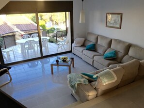 Smart TV, chimenea, reproductor de DVD y libros 