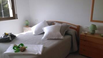 3 bedrooms, in-room safe, iron/ironing board, travel cot