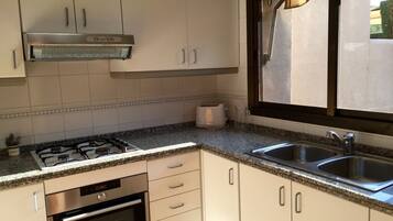 Een koelkast, een magnetron, een oven, een kookplaat