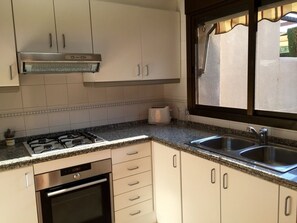 Een koelkast, een magnetron, een oven, een kookplaat