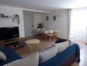 Smart TV, DVD player, books - Sous les Arbres - private pool, great views, relax, unwind, get closer to nature (Montagudet)