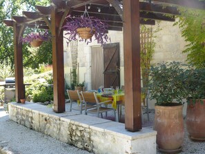 Outdoor dining - Sous les Arbres - private pool, great views, relax, unwind, get closer to nature (Montagudet)