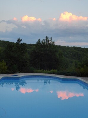 Outdoor pool - Sous les Arbres - private pool, great views, relax, unwind, get closer to nature (Montagudet)