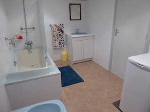 Combined shower/bathtub, hair dryer, bidet, towels - Sous les Arbres - private pool, great views, relax, unwind, get closer to nature (Montagudet)