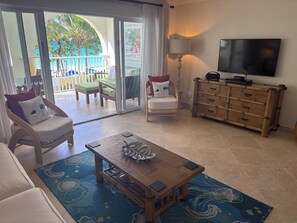 Smart-TV, DVD-Player, Bücher, Stereoanlage