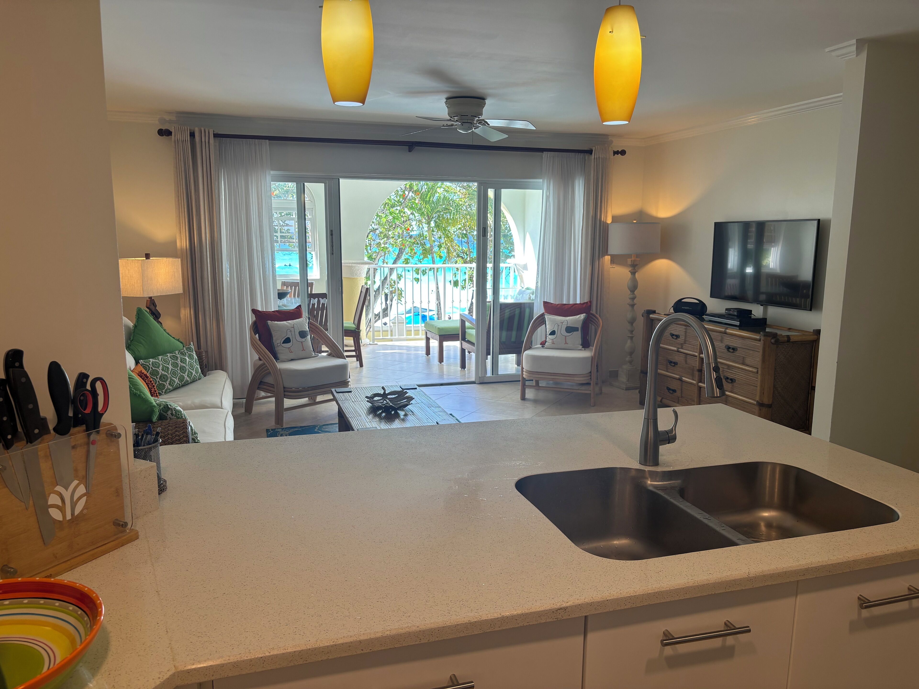 Smart-tv, dvd-afspiller, bøger, stereoanlæg