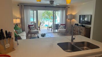 Smart-tv, dvd-afspiller, bøger, stereoanlæg