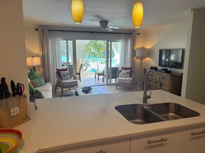 Smart-TV, DVD-Player, Bücher, Stereoanlage