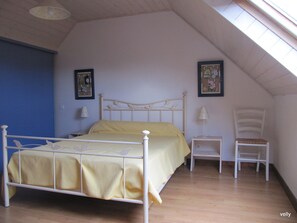 3 chambres, fer et planche à repasser, lit de bébé portatif