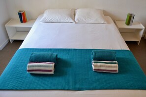 2 bedrooms, free WiFi, bed sheets - Odeceixe Valley House. Minutes from the beach. Two rooms and a Lounge Rooftop. (Odeceixe)