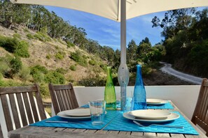 Outdoor dining - Odeceixe Valley House. Minutes from the beach. Two rooms and a Lounge Rooftop. (Odeceixe)