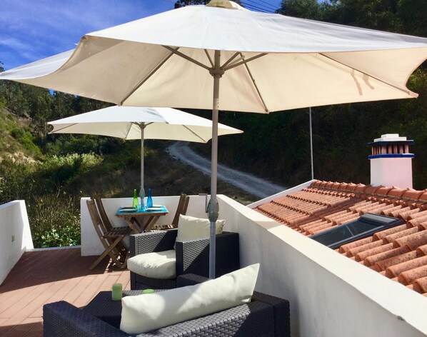 Outdoor dining - Odeceixe Valley House. Minutes from the beach. Two rooms and a Lounge Rooftop. (Odeceixe)