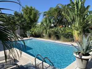 Una piscina al aire libre, una piscina climatizada