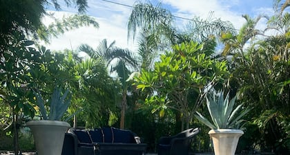 WEST PALM BEACH NORTH-HEATED POOL-TROPICAL GARDEN