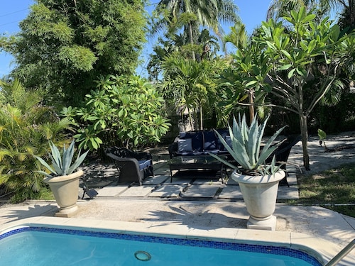 SPACIOUS 1-LEVEL HOME-WEST PALM BEACH NORTH-HEATED POOL-TROPICAL GARDEN-SLEEPS 8