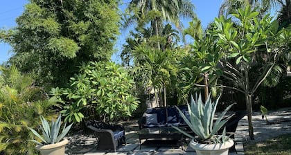 SPACIOUS 1-LEVEL HOME-WEST PALM BEACH NORTH-HEATED POOL-TROPICAL GARDEN-SLEEPS 8