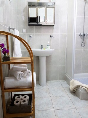 Badewanne, kostenlose Toilettenartikel, Haartrockner, Bidet
