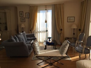 Fernseher, DVD-Player, Bücher, Stereoanlage