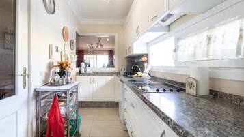 Een koelkast, een magnetron, een oven, een kookplaat