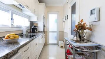 Een koelkast, een magnetron, een oven, een kookplaat