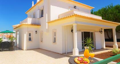Lovely 4 Bedroom Villa Forte, Private Heated Pool Upon Request